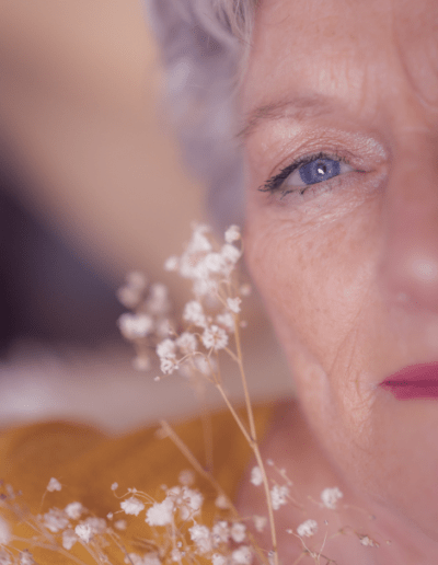 Gros plan sur les yeux d’une femme avec expression douce et sereine photographié par Sikapics photographe femme en Bretagne