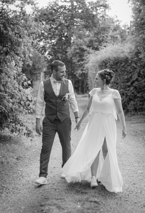 couple-amoureux-marchant