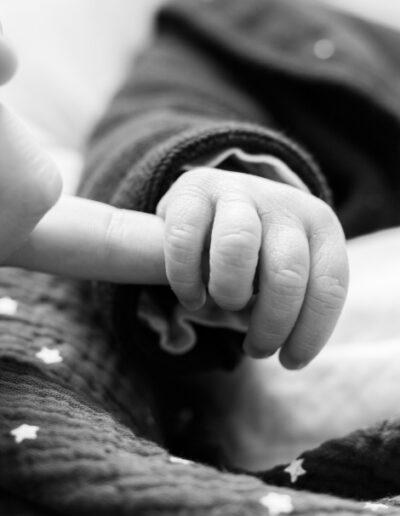 Détail d'une main d'un bébé lors d'un shooting