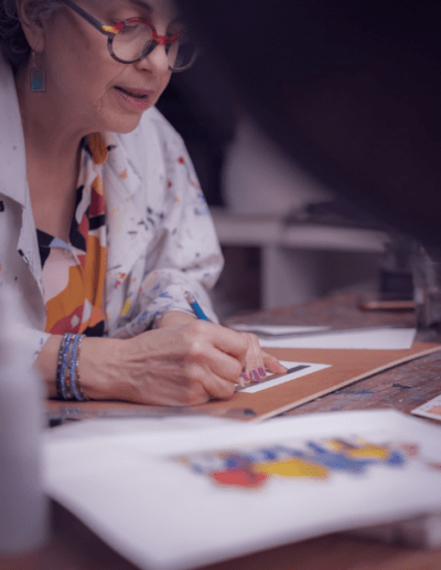 Portrait d’un artisan en action, mettant en valeur son savoir-faire, par SikaPics, photographe entreprise à Rennes.