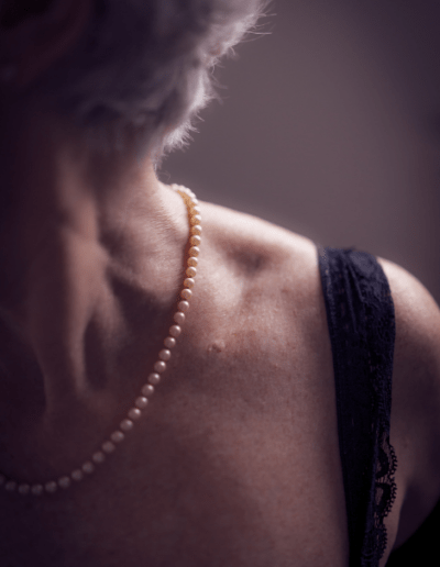 Détail d'un épaule féminine lors d'un shooting femme