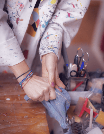 Créatrice professionnelle manipulant ses produits