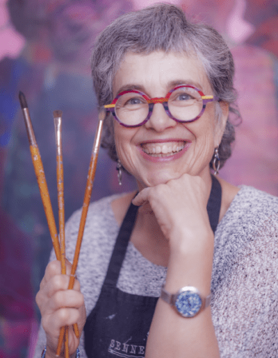 Artisan posant avec ses outils dans son atelier