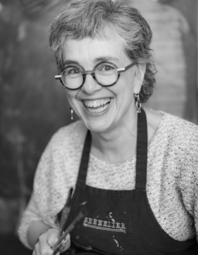 Portrait en noir et blanc d'une artiste peintre passant un bon moment pendant son shooting pro avec photographe entreprise Rennes