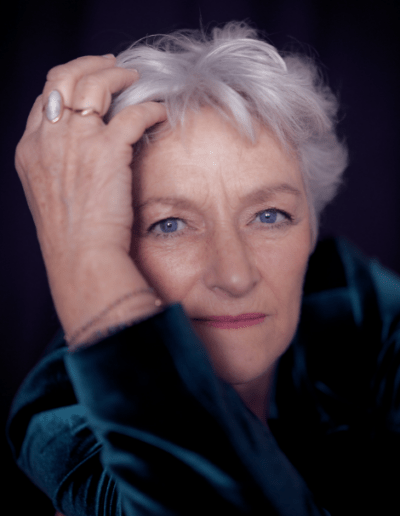 Femme en tenue élégante sur fond neutre, regard vers l’objectif, portrait de femme par SikaPics