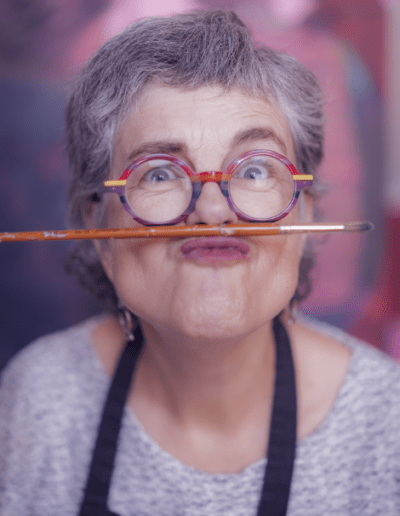 Portrait professionnel d’une entrepreneuse dans son atelier, par SikaPics, photographe entreprise à Rennes.